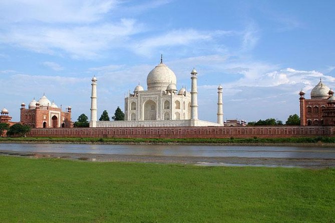 1-Day Trip to Taj Mahal, Agra from Bangalore with Both Side Commercial Flights - Lunch and the Optional Handicraft Stop