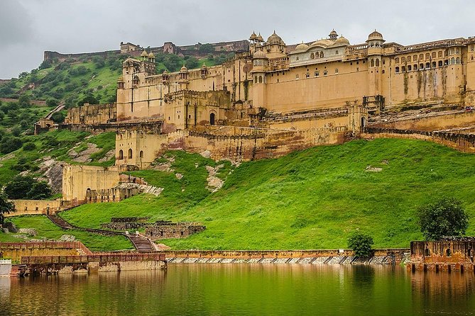 5 Days Golden Triangle Tour with Ranthambore India - Day One: Old Delhi Streets and New Delhi Monuments