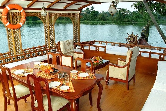 5 Days Kerala Tour Package With 4 Star Stays & Private Houseboat - Day 1: From Kochi toward Munnar