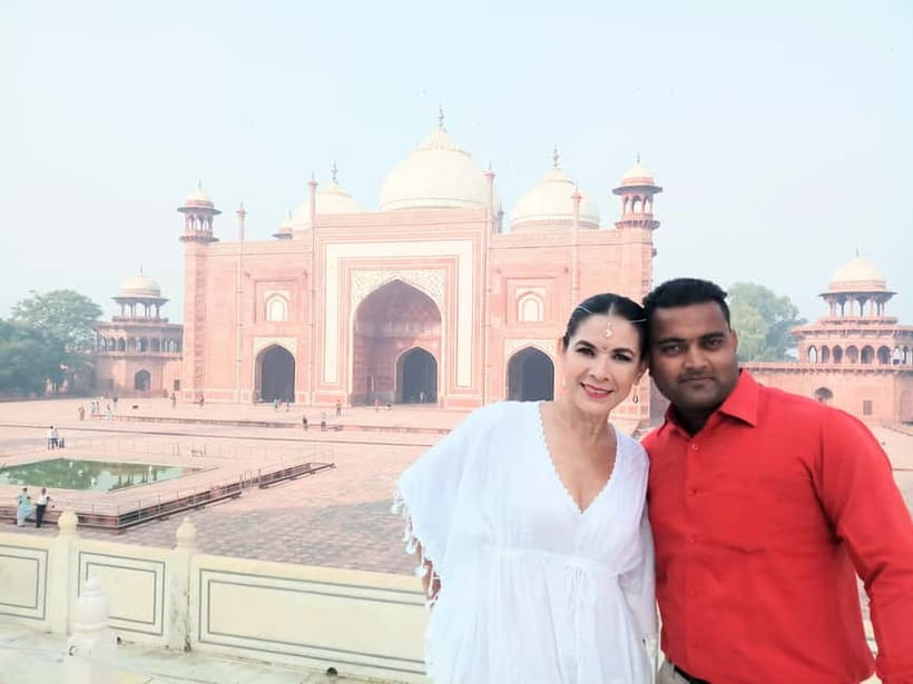Agra: Skip-the-Line Fast Entry Ticket to the Taj Mahal - A guided visit that leaves room for photographs