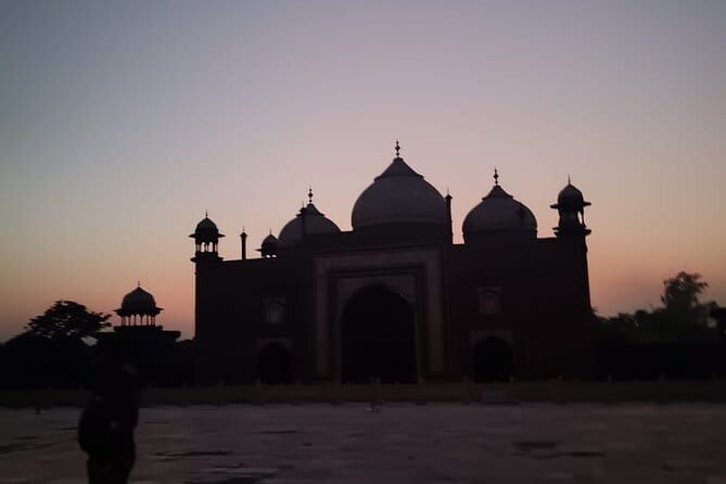 Agra: Skip-the-Line Taj Mahal and Agra Fort Tour - All Inclusive - What the guide adds to the day
