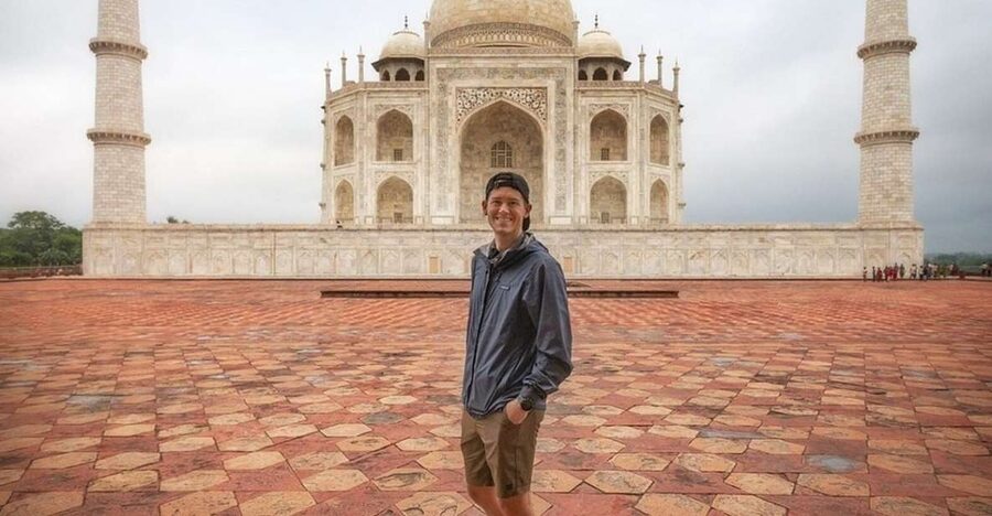 Agra: Taj Mahal with Mausoleum Skip-the-Line tickets & guide - Meeting your guide at the Taj Mahal gate