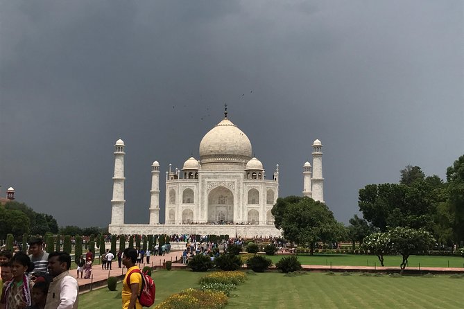 All Inclusive Taj Mahal Tour from Delhi With 5 Star Lunch - Entering the Taj Mahal through the gardens