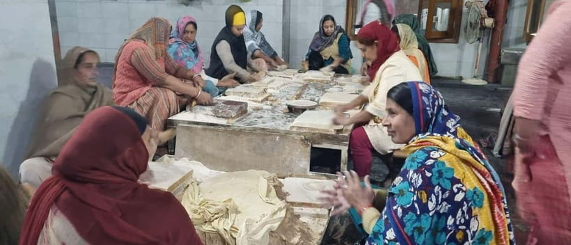 Amritsar: Golden Temple and Jallianwala Bagh Guided Tour - The community kitchen, where service becomes visible