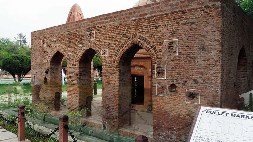 Amritsar: Golden Temple and Jallianwala Bagh Guided Tour - What the guides add to the experience