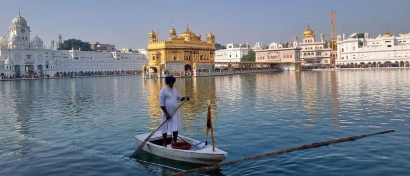 Amritsar: Golden Temple and Jallianwala Bagh Guided Tour - Entering the Golden Temple complex