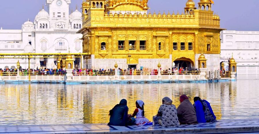 Amritsar : Golden Temple and Jallianwala Bagh Private Tour - Entering the Golden Temple after a two-hour introduction