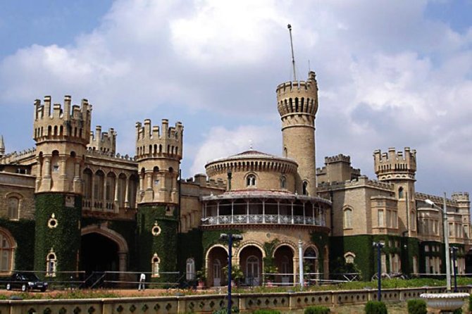 Bangalore city tour with English guide & multi language support - Seeing Bangalore’s government center at Vidhana Soudha