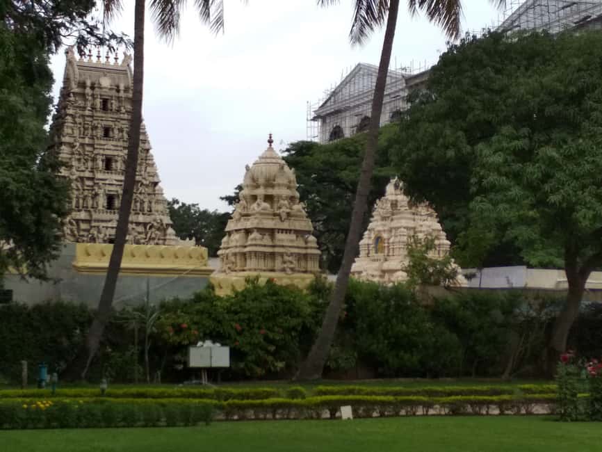 Bangalore: Private Half-Day Sightseeing Tour - The vehicle, guide, and airport connection