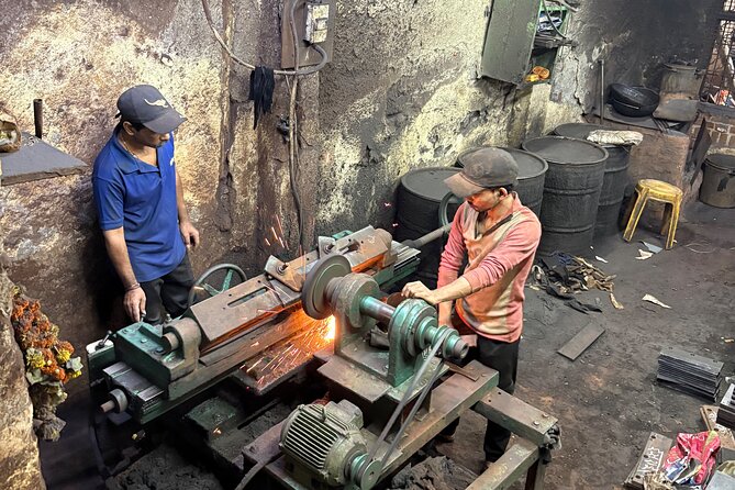 Best of Dharavi Slum with Market Tour - Mahim’s Leather Goods and Small Businesses