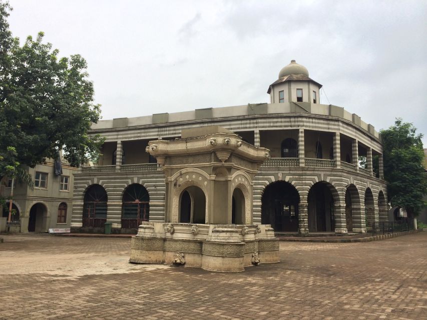 Bollywood Filmcity tour with Dance show. - Riding past Mumbai’s film sets