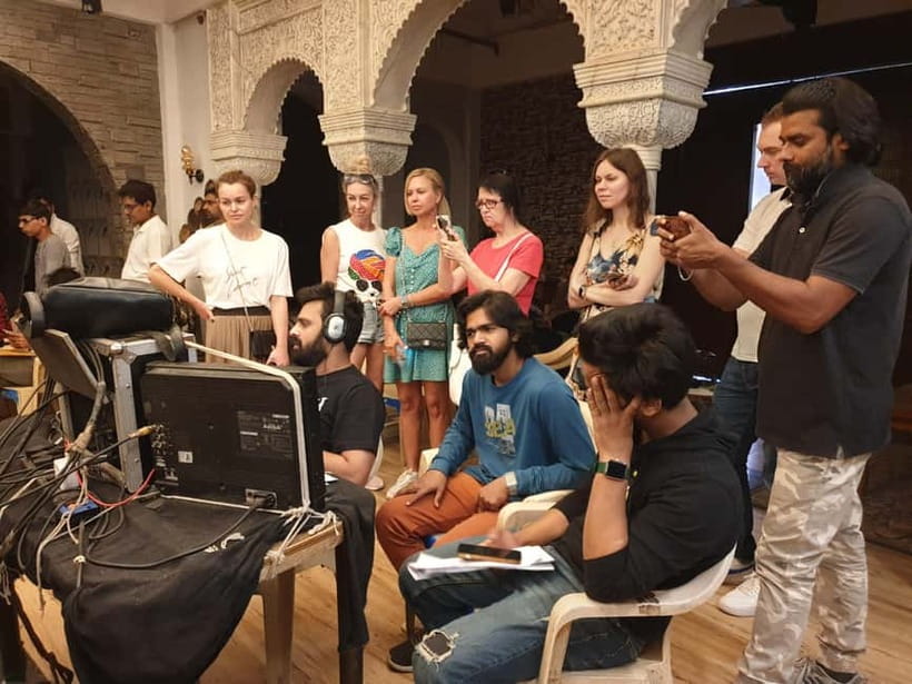Bollywood Sightseeing and Celebrity Home Tour by Private Car - How the private car affects the day