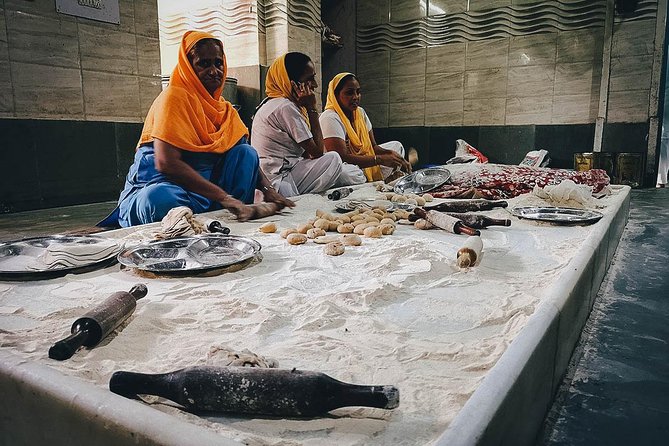Chandni Chowk Delhi Food Tour with 15+ Tastings - Starting at Lal Qila and entering Chandni Chowk