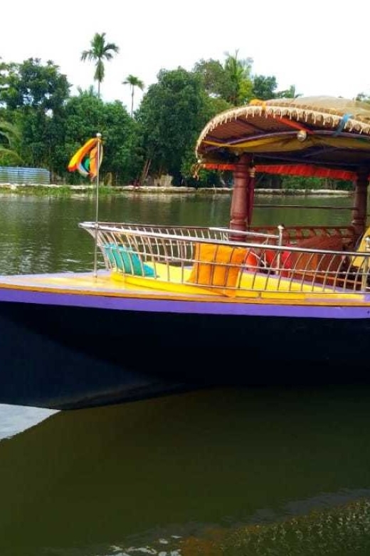 Cochin : Alleppey/Alappuzha Backwater Canoe (Shikara) Cruise - Meeting the people who make the day work