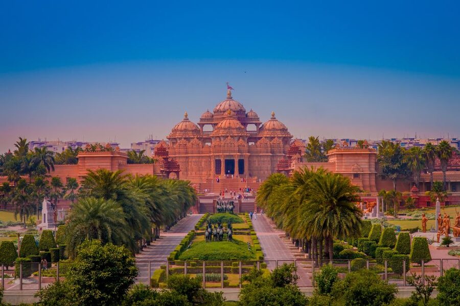 Delhi: 2-Day Delhi & Taj Mahal Tour by Car - New Delhi shifts from monuments to power