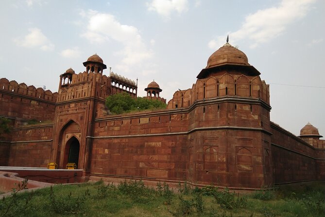 Delhi's historical 7 hours experience tour - Red Fort and the remains of Shahjahanabad