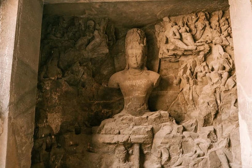 Elephanta caves tour in Mumbai - Group & Private Options - Walking across the island
