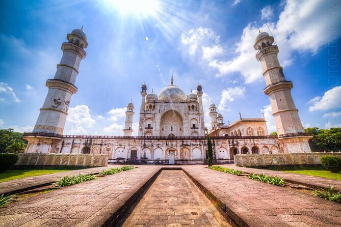 From Aurangabad to Ajanta & Ellora Tour by Private AC Sedan(4Pax) - Day two: Ellora, a fort, and Mughal-era monuments