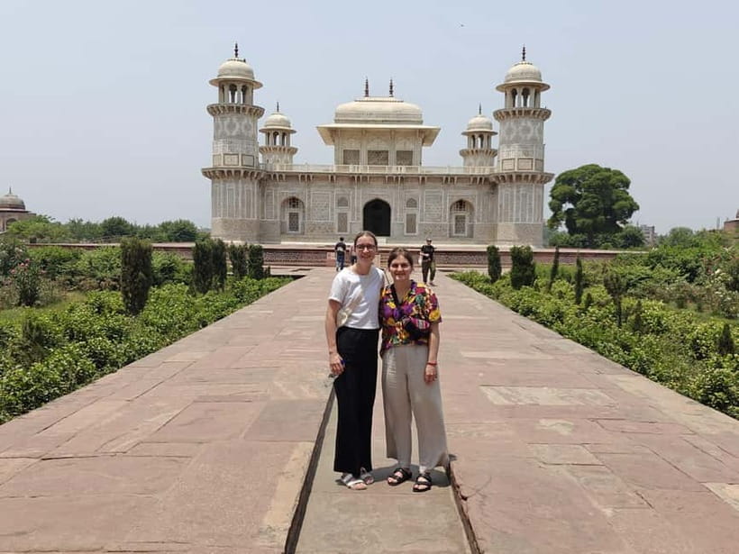 From Delhi: Private Layover Taj Mahal Day Tour By Car - Lunch at DoubleTree by Hilton Agra