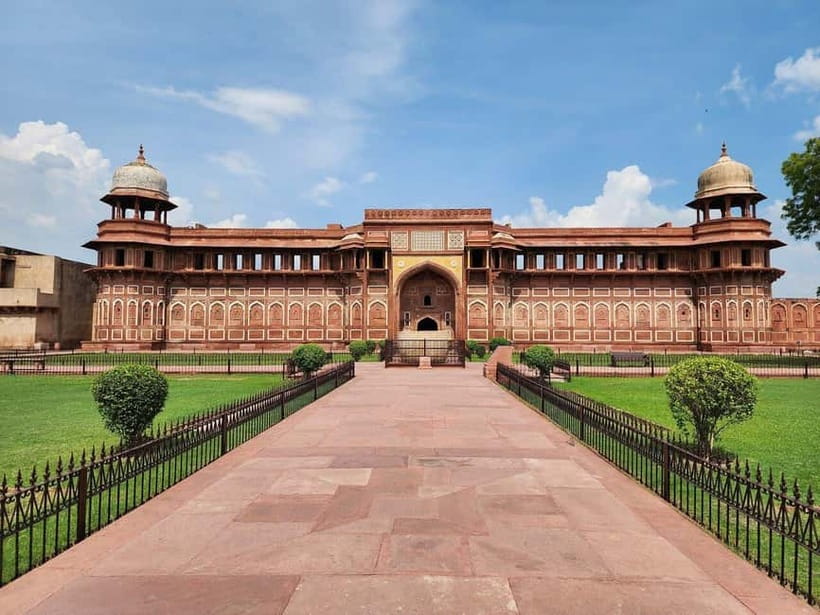 From Delhi: Private Taj Mahal Day Tour By Car and Driver - Guides make the monuments easier to read