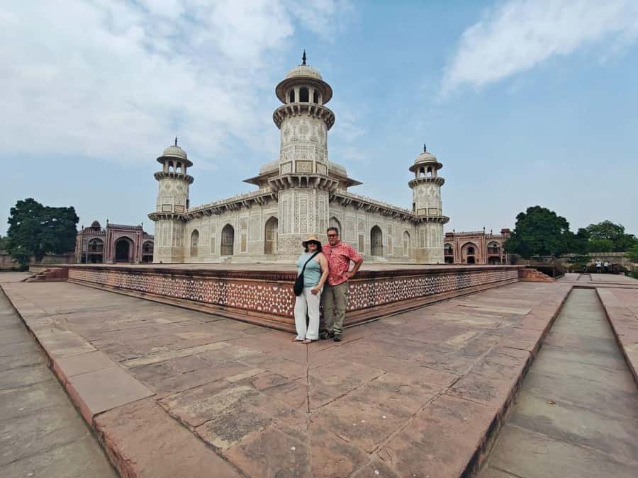 From Delhi: Private Taj Mahal Day Tour with Fast-Track Entry - The guide makes or breaks the day