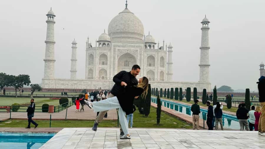 From Delhi: Same Day Taj Mahal Tour with lunch in 5 star - Agra Fort and the Mughal Capital