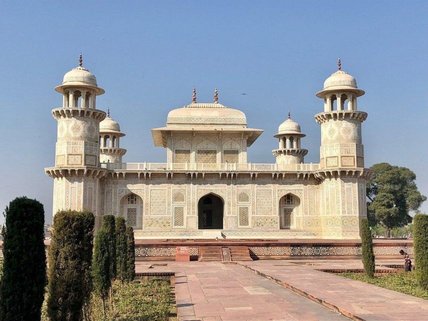 From Delhi: Taj Mahal & Agra Day Tour with Fatehpur Sikri - Guides who help with more than dates and dynasties