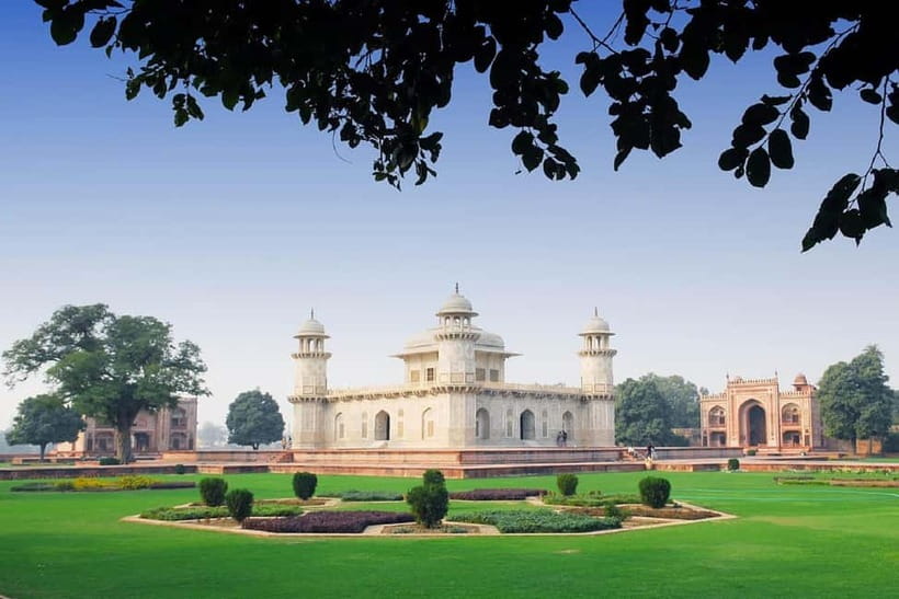 From Delhi: Taj Mahal & Agra Fort Private Day Tour By Car - The guides are the strongest part
