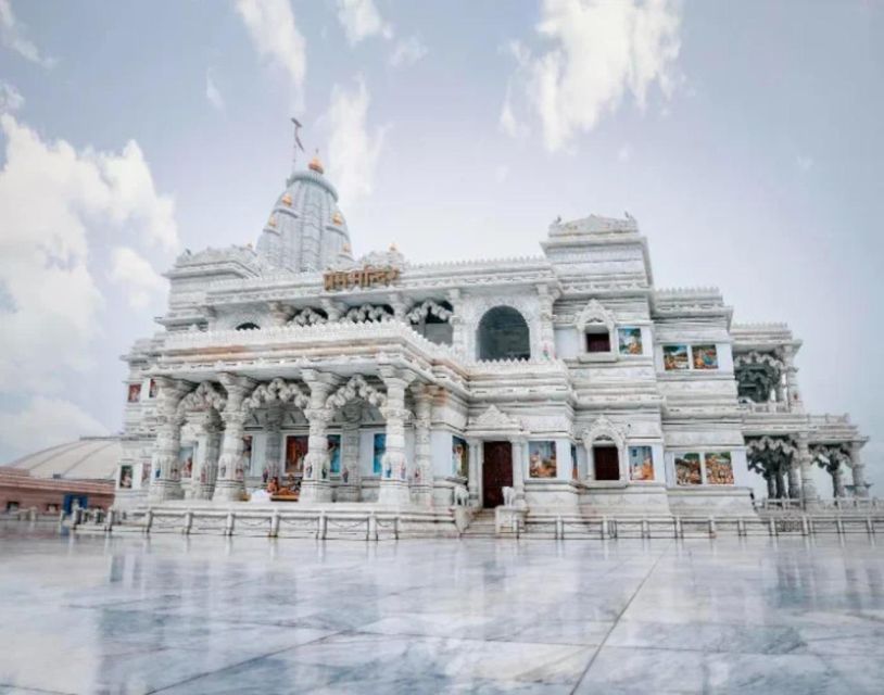 From Delhi: Taj Mahal, Agra & Mathura Tour by Car - Prem Mandir after daylight fades