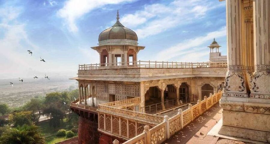 From Delhi: Taj Mahal & Agra With Fatehpur Sikri Day Tour - Guides who add value beyond directions