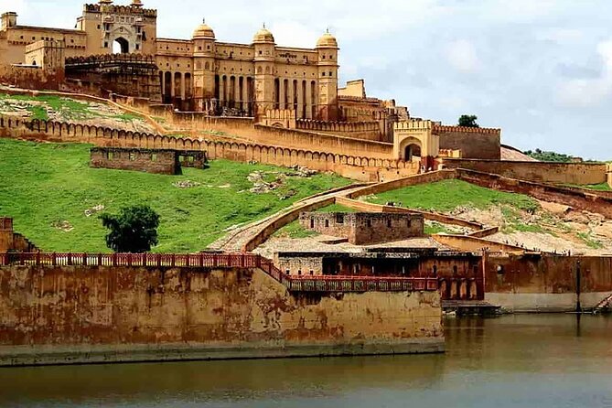 Full Day Sightseeing Jaipur Tour by Car With Guide Include Lunch - Why this Jaipur tour is useful for a first visit