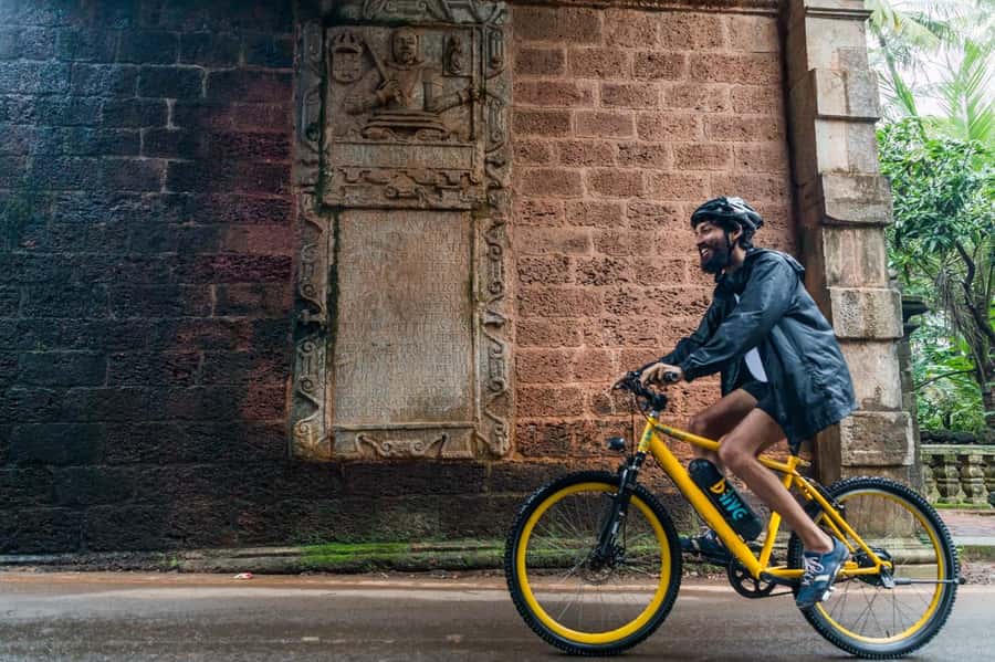 Goa: Old Goa and Divar Island E-Bike Tour with Snacks - Meeting local people and sharing a Goan snack