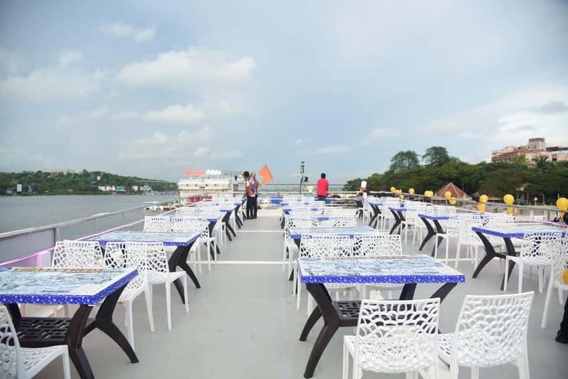 Goa: Triple Deck Family Dinner Cruise and Performances - Buffet dinner with a mixed record