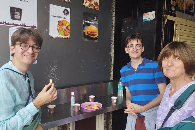 Hyderabad : Evening Street Food Tasting with Guided Old City Tour - Laad Bazaar and the evening crowd