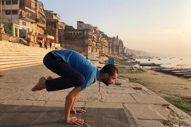 INDIVIDUAL YOGA CLASS - BEGINNER / ADVANCED Sunrise Yoga with Ayush in Varanasi - Why the Ganges setting changes the class