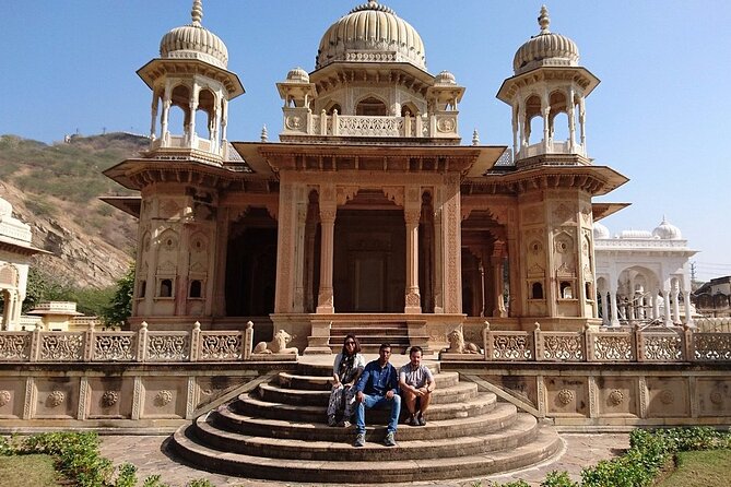 Jaipur City Tour with a Licensed Guide - Hawa Mahal: the famous facade and the women’s chambers