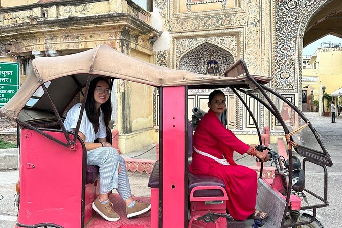 Jaipur Half-Day Heritage Tour by Women-Driven E-Rickshaw - City Palace: courtyards, royal rooms, and a one-hour overview