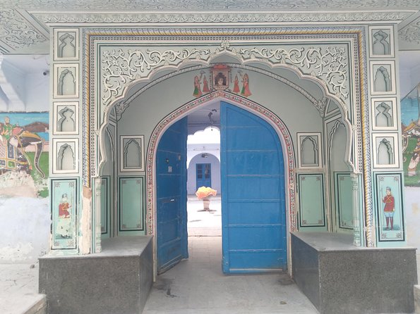 Jaipur Heritage Walking Tour - Local life, Havelis and Temples - Tripolia Bazar and Jaipur’s working crafts
