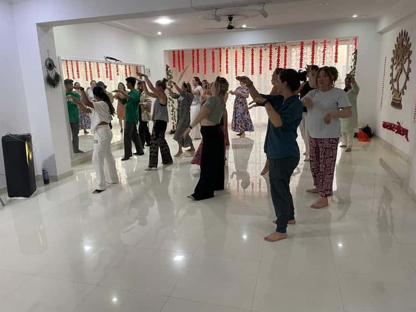 Jaipur: Namaste Bollywood l Dance like a Star - How the instructors shape the class