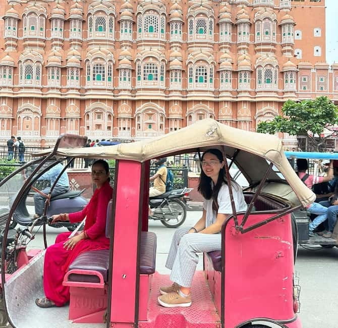 Jaipur Private City Tour with a Women-Driven E-Rickshaw Ride - Jaipur’s women-driven rickshaw tour at a glance