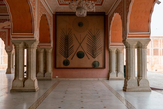 Jaipur Private Full Day Tour w/ AC Car & Guide (Eng, Esp, Fr, It) - Hawa Mahal: admire the famous façade, then move on