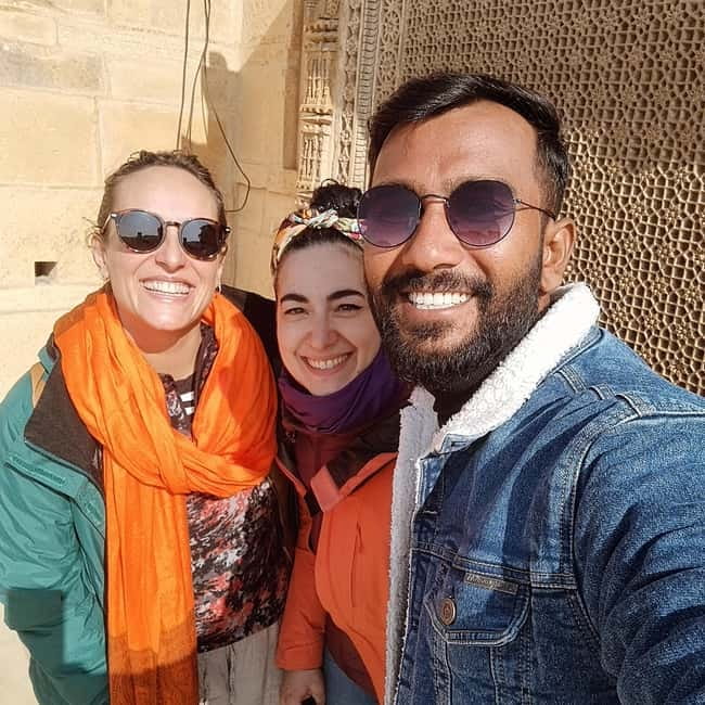 Jaisalmer Walking Tour: A Stroll Through Time and Culture - Bazaar lanes and the craft of Jaisalmer