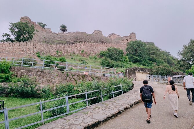 Jodhpur to Udaipur via Ranakpur Jain Temple & Kumbhalgarh Fort - Kumbhalgarh Fort and its 36-kilometer wall