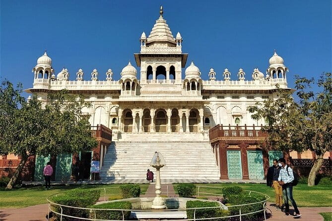 Jodhpur Walk With Kuku - Pausing at Jaswant Thada, the marble memorial