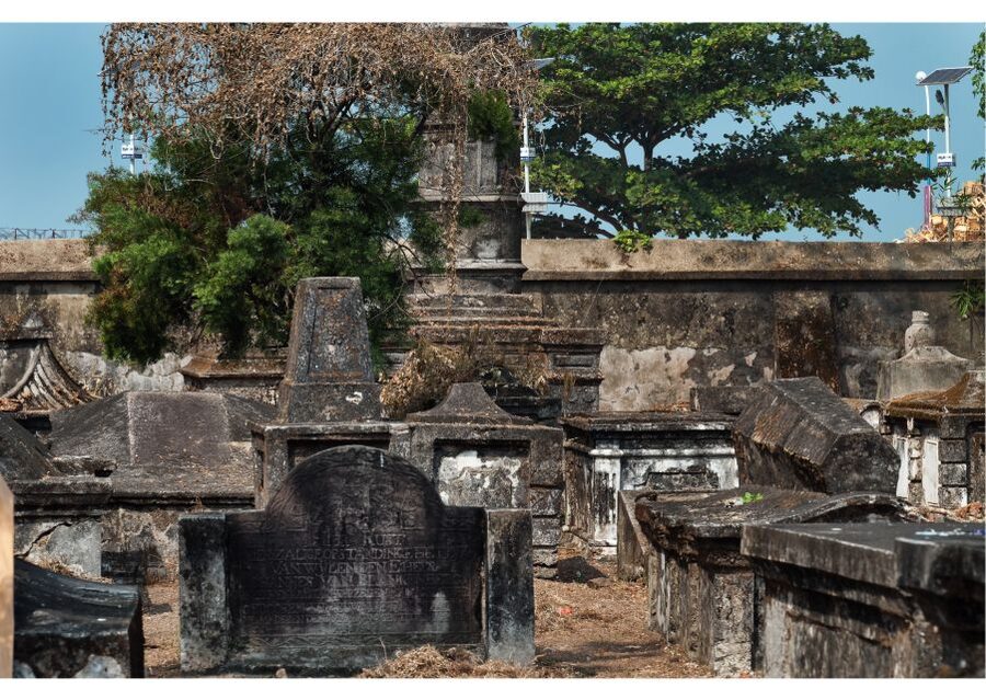 Kochi: Jewish Town Guided Walking Experience - The Jewish cemetery and a limited view