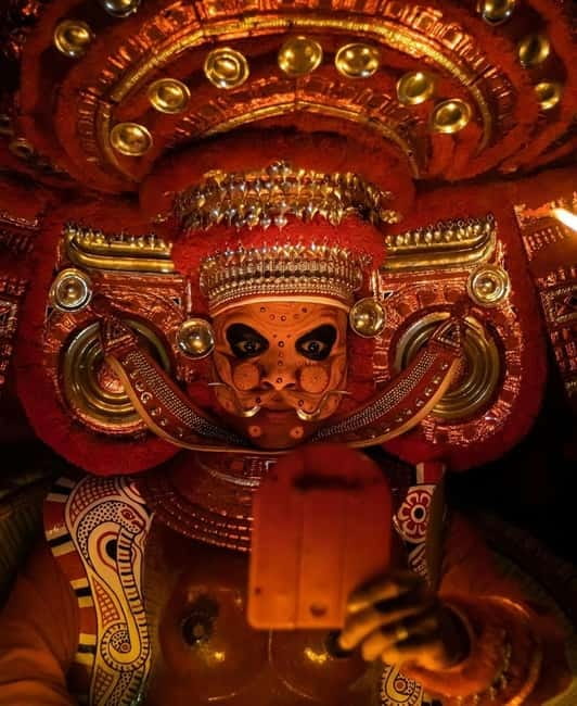 Kochi: Kathakali, Theyyam, and Kalaripayattu Evening Show - The Kathakali makeup transformation