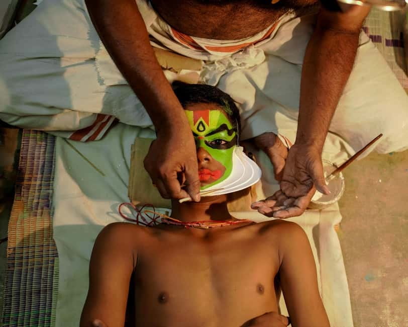 Kochi: Kathakali, Theyyam, and Kalaripayattu Evening Show - Kathakali under oil lamps