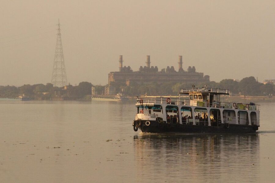 Kolkata: A Sea of Faces and A Thousand Places - Local Bus, Howrah Bridge, and the Ganga