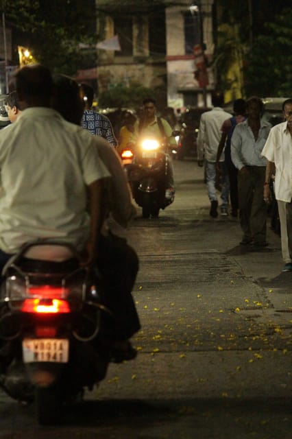 Kolkata Midtown Madness- A Street Food & Nightlife Tour - The local bus to old fritter shops