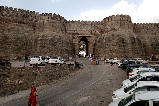 Kumbhalgarh & Ranakpur Day Trip from Udaipur with Guide and Lunch - Walking through Kumbhalgarh Fort